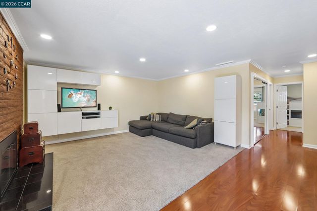 825 Oak Grove Rd 40, Concord, CA 94518