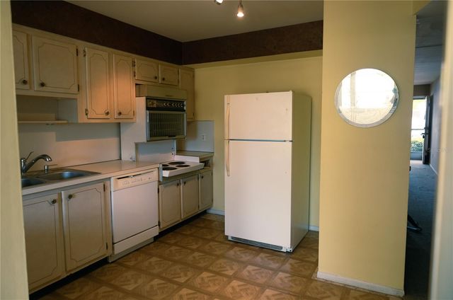 6645 1ST AVENUE N 103, St Petersburg, FL 33710