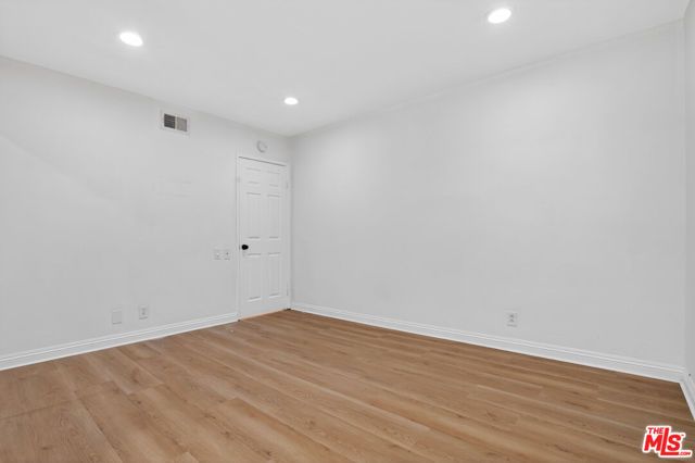 23036 Victory Boulevard, Woodland Hills (los Angeles), CA 91367