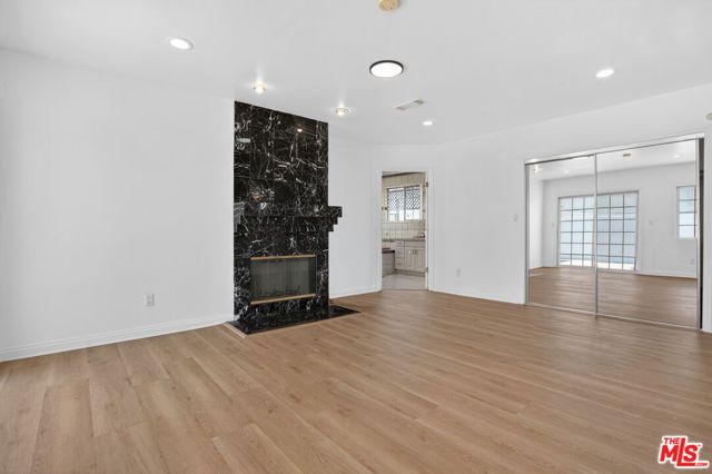 23036 Victory Boulevard, Woodland Hills (los Angeles), CA 91367