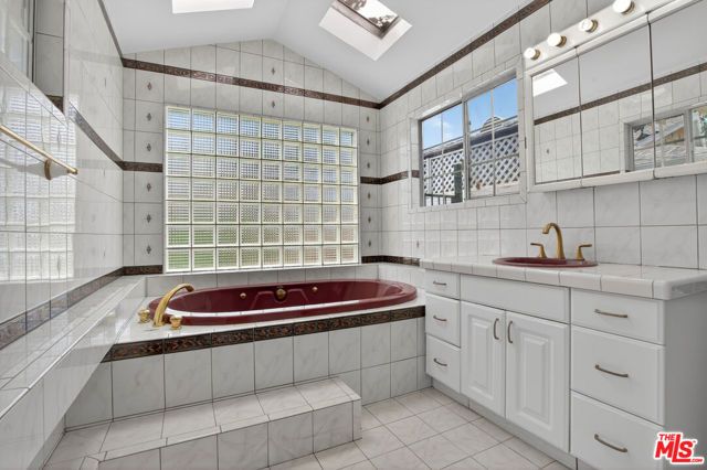 23036 Victory Boulevard, Woodland Hills (los Angeles), CA 91367