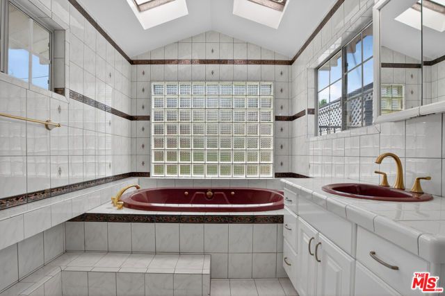 23036 Victory Boulevard, Woodland Hills (los Angeles), CA 91367
