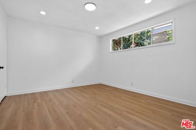 23036 Victory Boulevard, Woodland Hills (los Angeles), CA 91367