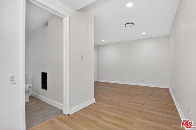 23036 Victory Boulevard, Woodland Hills (los Angeles), CA 91367
