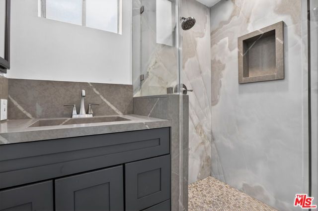 23036 Victory Boulevard, Woodland Hills (los Angeles), CA 91367