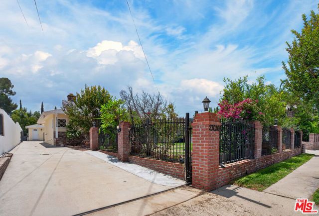 23036 Victory Boulevard, Woodland Hills (los Angeles), CA 91367