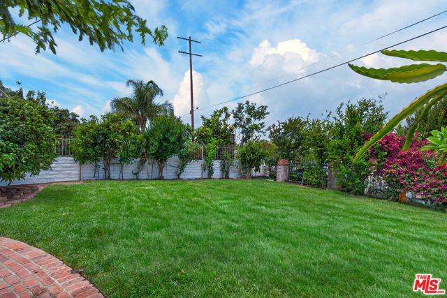 23036 Victory Boulevard, Woodland Hills (los Angeles), CA 91367