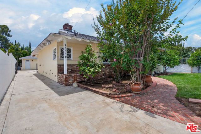 23036 Victory Boulevard, Woodland Hills (los Angeles), CA 91367