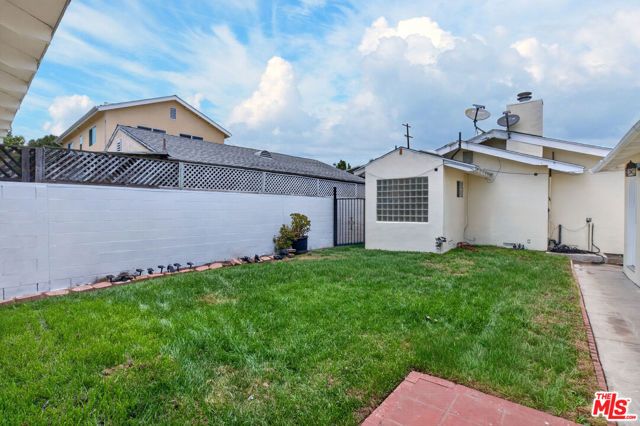 23036 Victory Boulevard, Woodland Hills (los Angeles), CA 91367