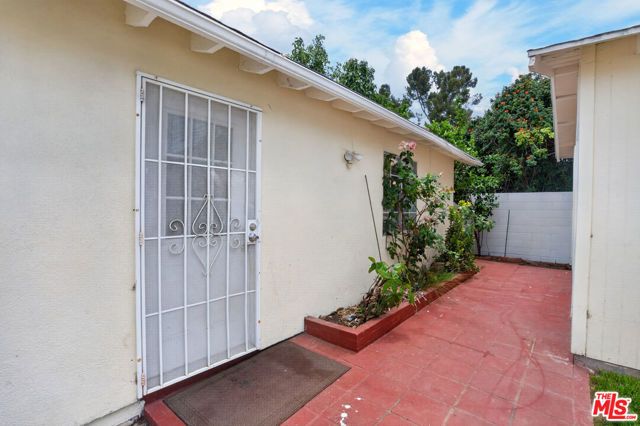 23036 Victory Boulevard, Woodland Hills (los Angeles), CA 91367