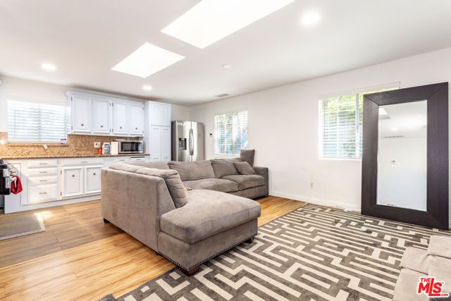 23036 Victory Boulevard, Woodland Hills (los Angeles), CA 91367