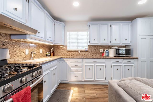 23036 Victory Boulevard, Woodland Hills (los Angeles), CA 91367