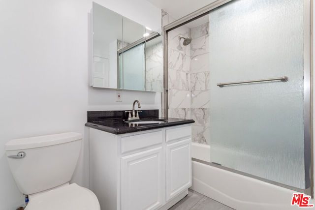 23036 Victory Boulevard, Woodland Hills (los Angeles), CA 91367
