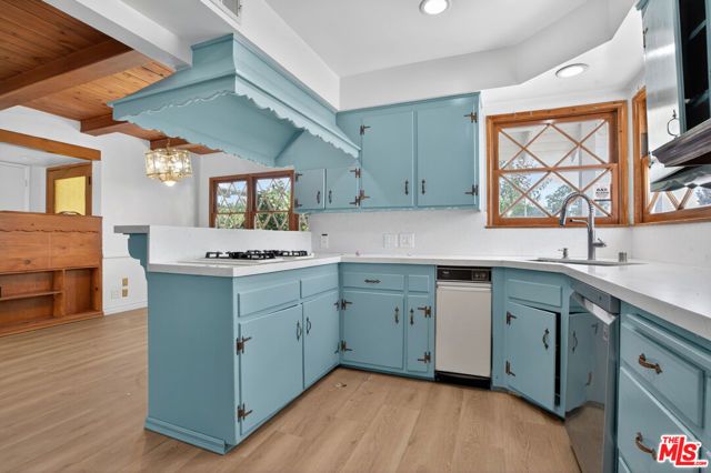 23036 Victory Boulevard, Woodland Hills (los Angeles), CA 91367