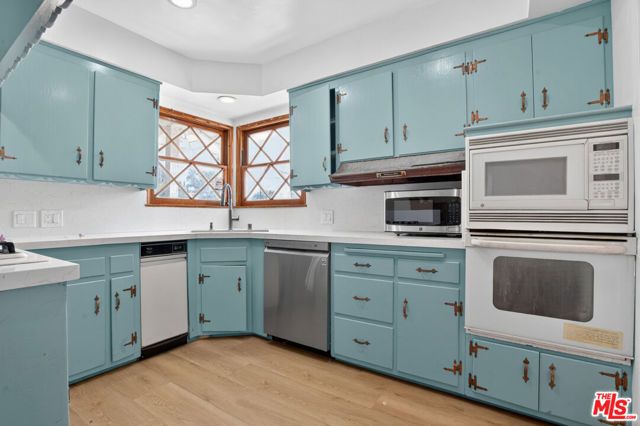 23036 Victory Boulevard, Woodland Hills (los Angeles), CA 91367