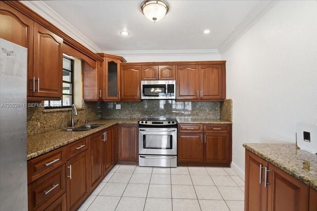 687 W 39th Pl, Hialeah, FL 33012