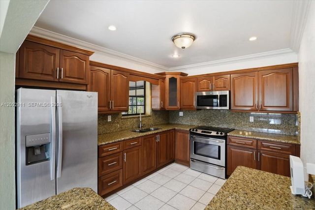 687 W 39th Pl, Hialeah, FL 33012