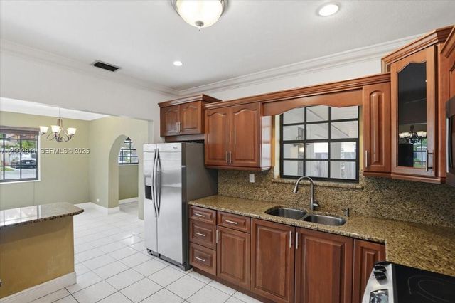 687 W 39th Pl, Hialeah, FL 33012