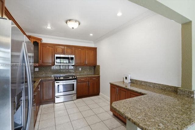 687 W 39th Pl, Hialeah, FL 33012