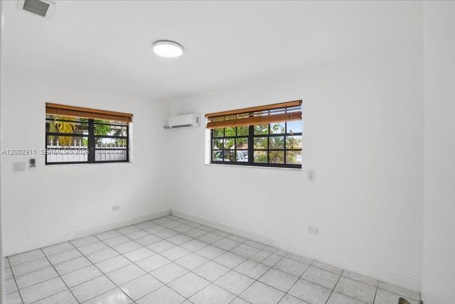 687 W 39th Pl, Hialeah, FL 33012