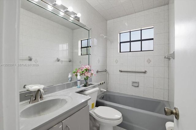 687 W 39th Pl, Hialeah, FL 33012