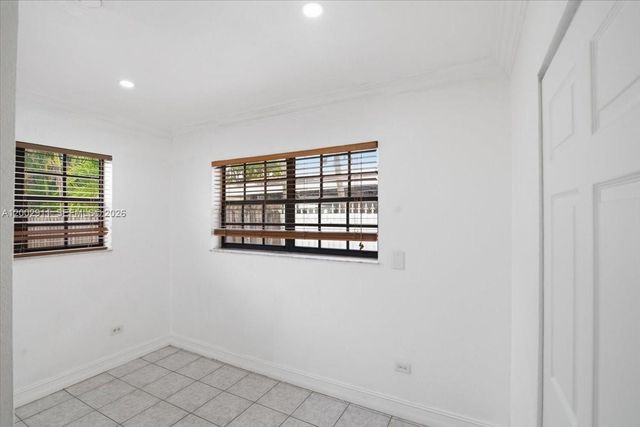 687 W 39th Pl, Hialeah, FL 33012