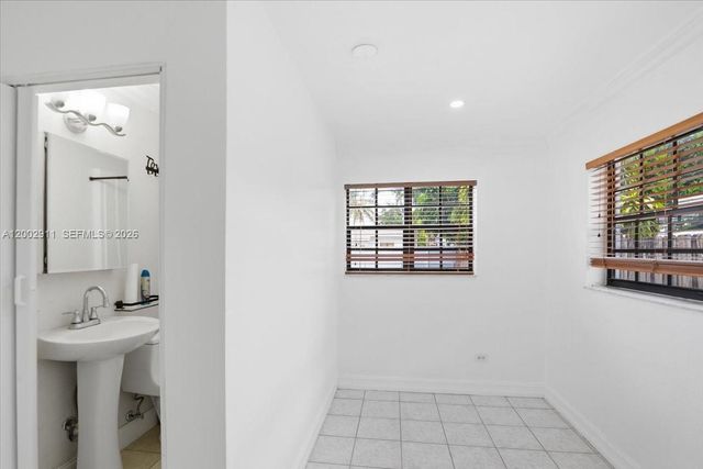 687 W 39th Pl, Hialeah, FL 33012