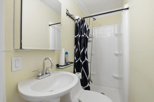 687 W 39th Pl, Hialeah, FL 33012