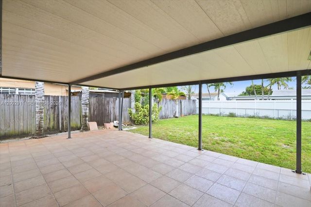 687 W 39th Pl, Hialeah, FL 33012