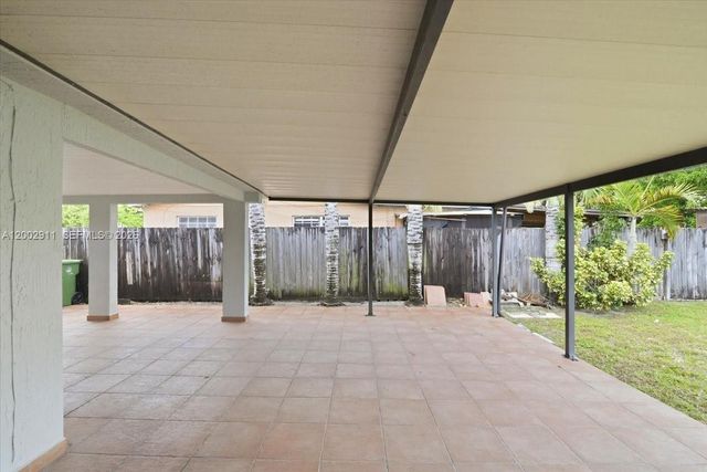 687 W 39th Pl, Hialeah, FL 33012