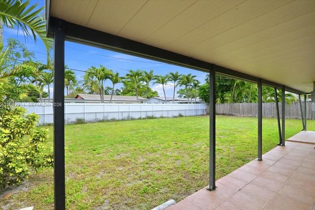 687 W 39th Pl, Hialeah, FL 33012