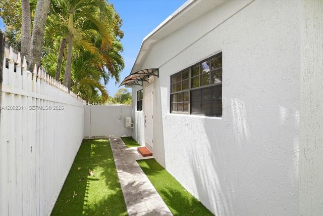 687 W 39th Pl, Hialeah, FL 33012