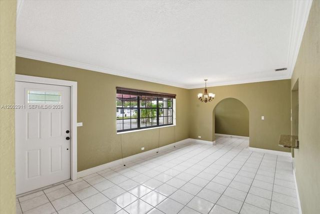 687 W 39th Pl, Hialeah, FL 33012