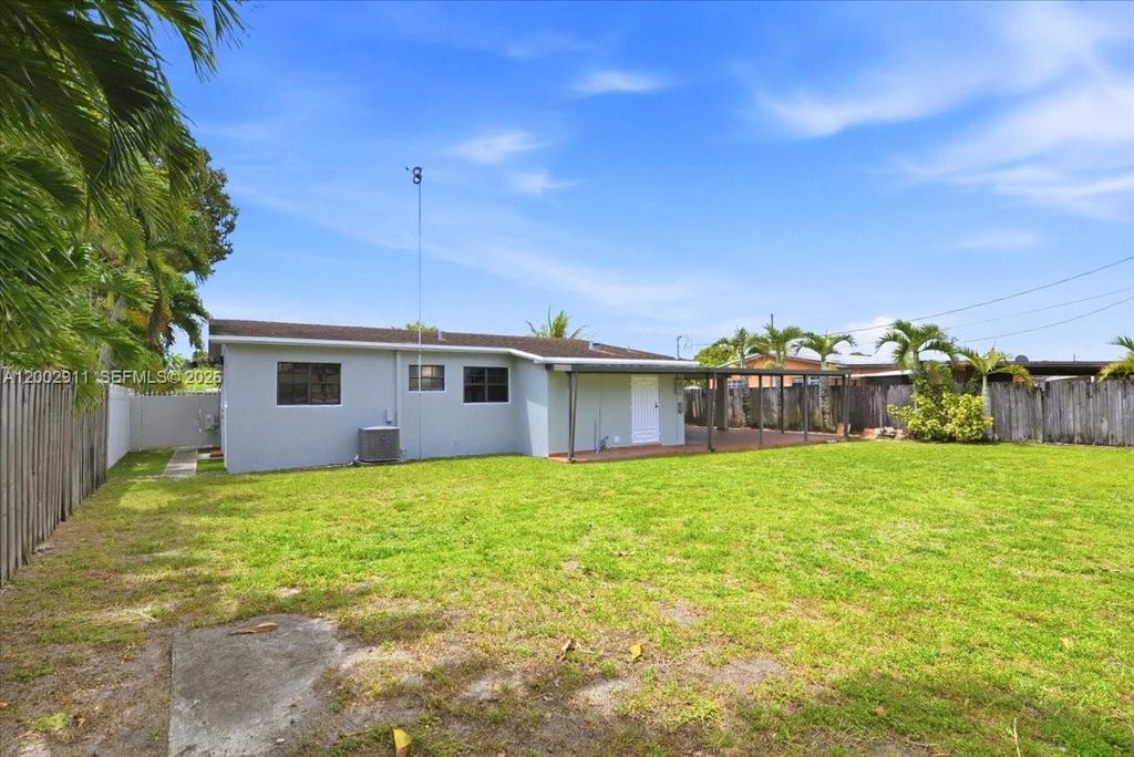 687 W 39th Pl, Hialeah, FL 33012