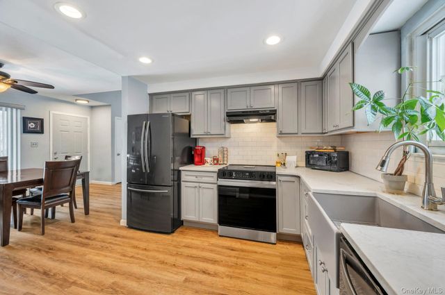 17 Groton Lane, Coram, NY 11727