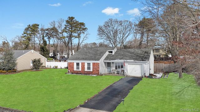 17 Groton Lane, Coram, NY 11727