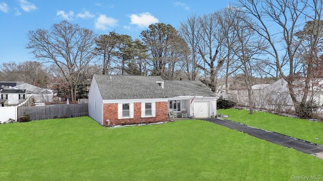 17 Groton Lane, Coram, NY 11727