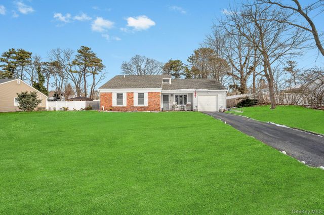 17 Groton Lane, Coram, NY 11727