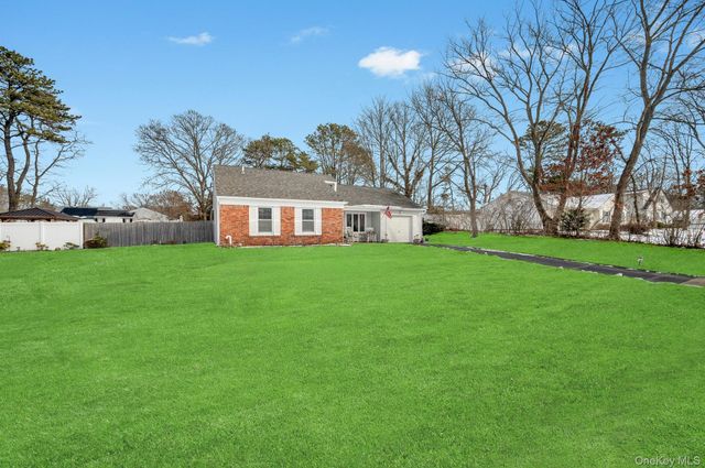 17 Groton Lane, Coram, NY 11727