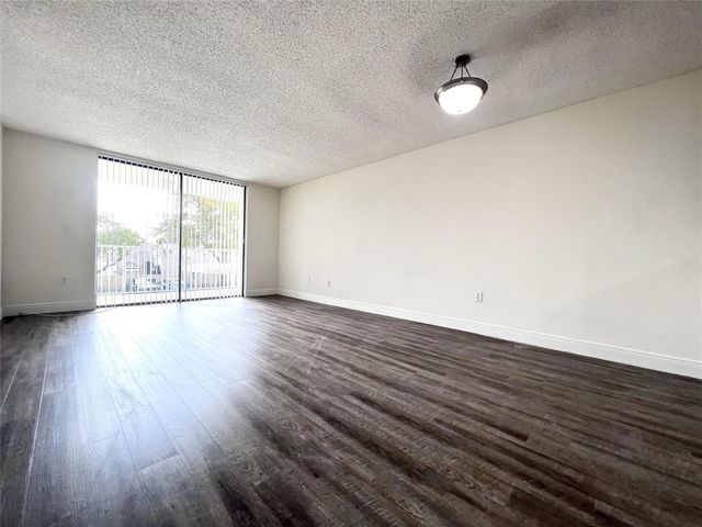 19455 NE 10 Avenue 2-511, North Miami Beach, FL 33179