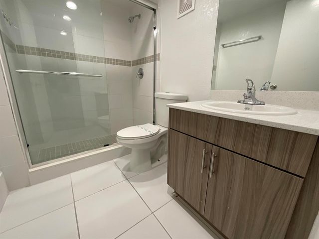 19455 NE 10 Avenue 2-511, North Miami Beach, FL 33179