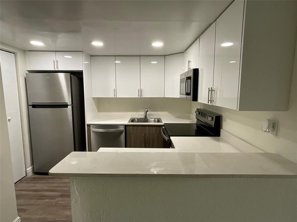 19455 NE 10 Avenue 2-511, North Miami Beach, FL 33179