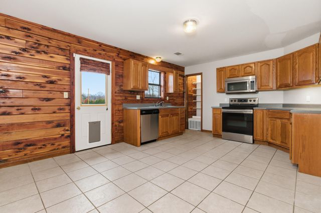 8372 County Road 5090, West Plains, MO 65775