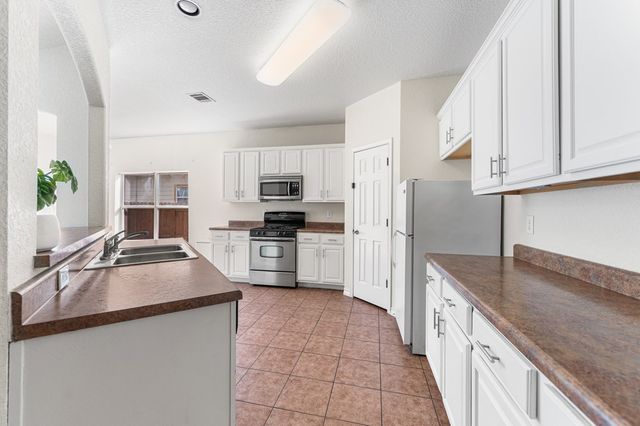 7619 Bit Cir, Elmendorf, TX 78112