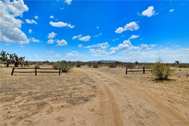 6705 E Red Barrel Drive, Yucca, AZ 86438