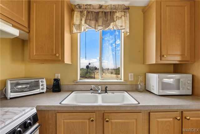 6705 E Red Barrel Drive, Yucca, AZ 86438