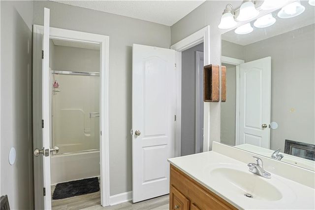 911 SW Peach Tree Lane, Blue Springs, MO 64064