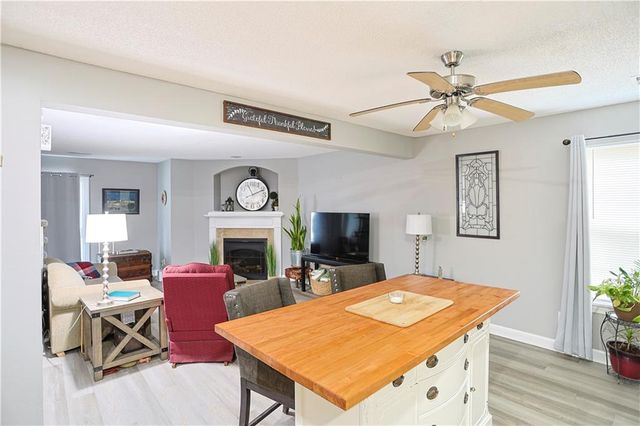 911 SW Peach Tree Lane, Blue Springs, MO 64064