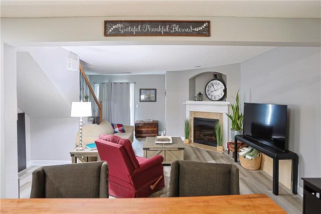 911 SW Peach Tree Lane, Blue Springs, MO 64064