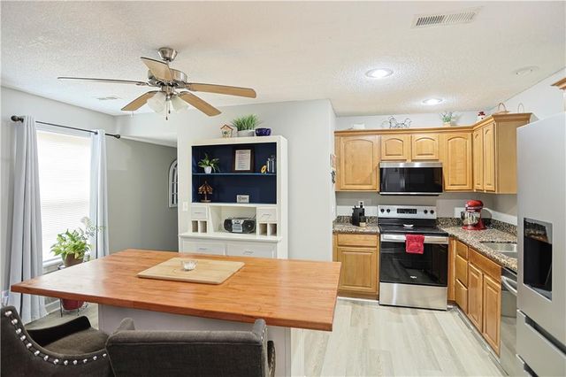 911 SW Peach Tree Lane, Blue Springs, MO 64064